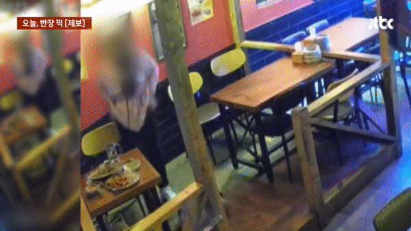 韓国で泥酔した女性が酒を飲んでいたテーブルの椅子をトイレと勘違いして小便をする映像